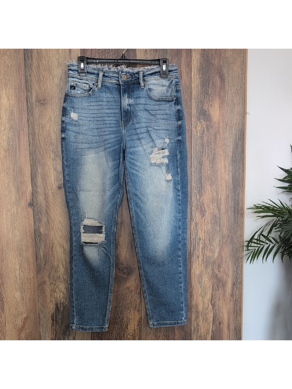 KanCan Clemence High Rise Distressed Mom Jeans 7/27         708E